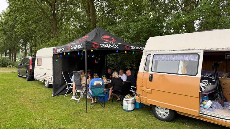 Brandstof voor de Brommers: Onze Zwarte Cross Overlevingstactiek!