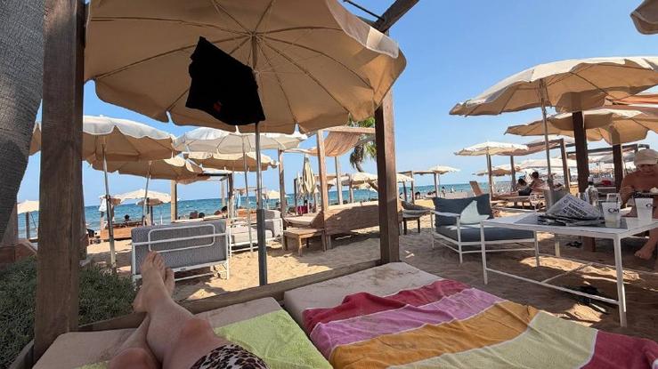 Zon, Zee en Zanzibar: Overleven op een Strandbedje na de Grote Reis